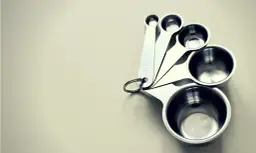 Jak odmierzyć 70g cukru pudru? Łyżki, tipsy i przeliczniki