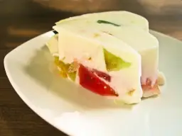 Perfekcyjny śmietanowiec z galaretkami: Przepis bez wpadek!