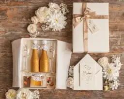 Wino na prezent ślubny: Kreatywne opakowania zamiast kwiatów