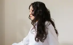 Jak pofalować włosy bez lokówki i uniknąć uszkodzeń włosów