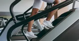 Ile kalorii spalisz wchodząc po schodach? Sprawdź efekty!