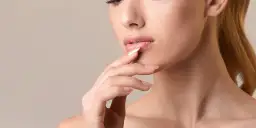 Siniaki po powiększaniu ust: Jak szybko się ich pozbyć?