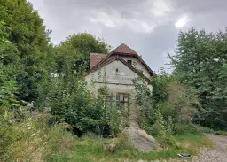 Jastrzębia Góra pociągiem: Jak dojechać, gdy nie ma stacji?