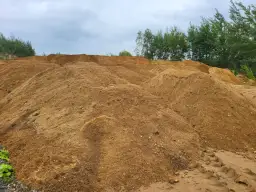 Jaki piasek do wylewki betonowej? Unikaj błędów przy wyborze