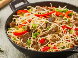 Chow mein: Z czym podawać, by smakował jak z restauracji?
