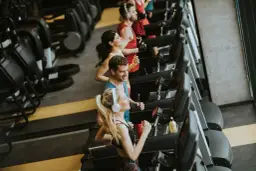 Co daje bieganie na bieżni? Odkryj zaskakujące korzyści zdrowotne