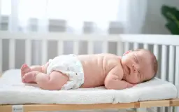 Jak założyć pieluchę tetrową noworodkowi i uniknąć błędów