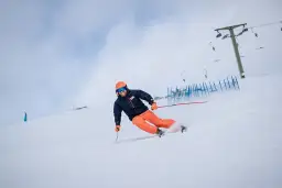 Co najlepiej założyć pod spodnie narciarskie, aby uniknąć zimna i zwiększyć komfort?