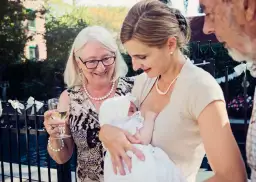 Idealna sukienka na chrzciny? Uniknij wpadki! Poradnik 2026