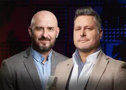 Dwóch mężczyzn w eleganckich marynarkach, gotowych do dyskusji o business intelligence.