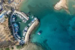 Widok z lotu ptaka na port z łodziami na Cyprze. Warto wiedzieć, że to idealne miejsce na relaks i podziwianie turkusowego morza.