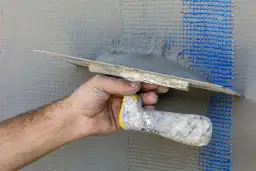 Montaż gniazdka w kamieniu: krok po kroku, bez pęknięć!