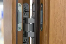 Montaż zawiasów w drzwiach: poradnik krok po kroku. Zrób to sam!