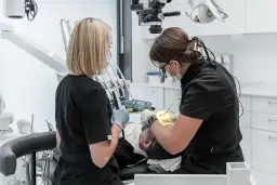 Kiedy jeść po znieczuleniu zęba? Bezpieczny powrót do diety krok po kroku