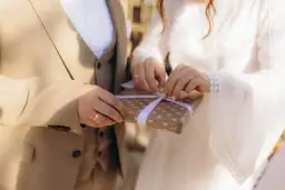 Ile dać na wesele przyjaciółki 2026? Kwoty i porady bez presji!