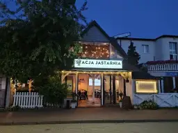 Gdzie zjeść w Jastarni? Odkryj najlepsze restauracje i smaki