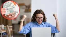 Radość z zarobków! Kobieta cieszy się, widząc na ekranie laptopa, ile płatny jest staż. W tle widać stos banknotów.