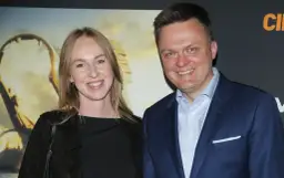 Szymon Hołownia i jego żona uśmiechają się do zdjęcia. Wiek Hołowni i jego żony to temat dyskusji.