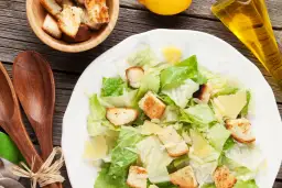 Jaki ser do sałatki Cezar? Odkryj najlepsze opcje i smaki