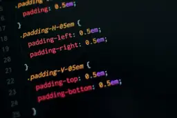 Fragment kodu CSS pokazujący, jak dodać CSS do HTML, definiując właściwości padding.