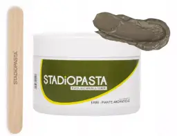 Słoiczek zielonej pasty z zieloną glinką, drewniana szpatułka i próbka pasty.