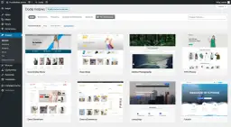 Wybór motywu do stworzenia bloga. Widok panelu WordPress z dostępnymi szablonami stron.