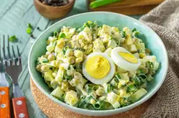 Jak zrobić szybką sałatkę – proste przepisy, które zaoszczędzą czas