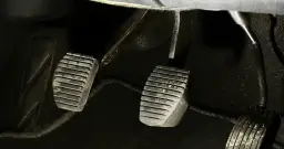 Gdzie jest sprzęgło w samochodzie? Odkryj jego kluczową rolę i lokalizację