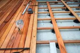 Czy taras drewniany wymaga pozwolenia na budowę? Sprawdź ważne przepisy