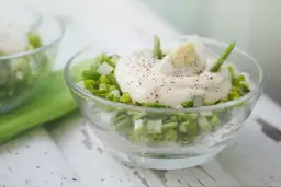 Jak się robi sałatkę z pora – prosty przepis, który zaskoczy gości