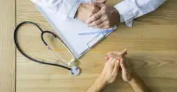 W jakim wieku renta na stałe? Poznaj kluczowe warunki i zasady