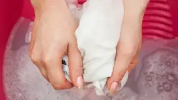 Skuteczne sposoby na usunięcie plamy po wybielaczu z tkanin