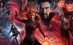 Doktor Strange w multiwersum obłędu: Wanda, Strange i inni bohaterowie walczą z siłami chaosu, otoczeni magicznymi eksplozjami i rozpadającymi się światami.