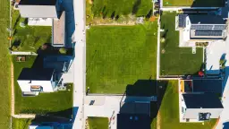 Budowa w granicy działki: Kiedy to możliwe i co mówi prawo?