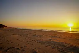 Zachód słońca nad morzem: Kiedy i gdzie oglądać? Poradnik