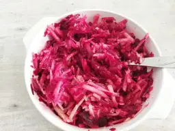 Jak zrobić surówkę z buraków - prosty przepis na zdrowy dodatek