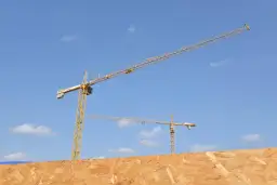 Jak zostać operatorem dźwigu - kluczowe kroki i wymagania do spełnienia