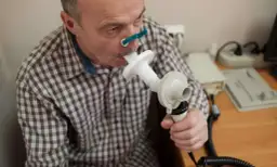 Jak używać spirometru do ćwiczeń? Wzmocnij płuca krok po kroku
