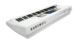 Biały keyboard Kurzweil KP140 z dynamiczną klawiaturą i niebieskim wyświetlaczem, gotowy do tworzenia muzyki.