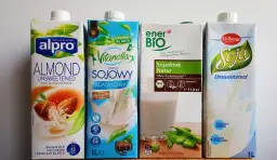 Cztery kartony mleka roślinnego: migdałowe Alpro, sojowe Vitanellax, sojowe EnerBio i sojowe Milbona.