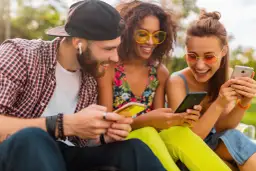 Jak twórcy aplikacji hakują naszą uwagę w 2026 roku, aby zabić nudę w kolejkach