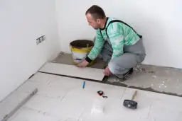 Jak kłaść kafelki na podłodze: uniknij najczęstszych błędów