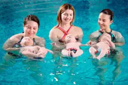 Jak pływać pieskiem: proste techniki dla początkujących pływaków