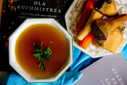 Głęboki umami bulion z pieczonych kości drobiowych, bez dodatku wołowiny, podany z warzywami i ziołami.
