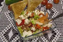 Jak zrobić sałatkę z serem feta, która zachwyci Twoich gości