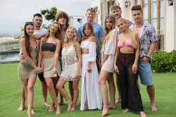 Grupa młodych ludzi pozuje na trawie. Czy to uczestnicy Hotel Paradise? Ile jest odcinków tego sezonu?