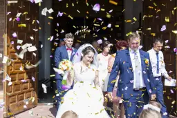 Ile konfetti na wesele? Odpowiednia ilość dla idealnej uroczystości