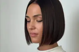 Idealne fryzury dla cienkich i rzadkich włosów: prosty bob dodaje objętości i lekkości.