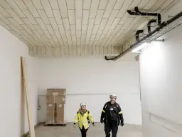 Jak układać wełnę mineralną na stropie, aby uniknąć błędów i strat