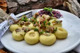 Jaką surówkę do klusek śląskich wybrać, by zaskoczyć gości?